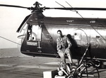 Emile Faragou avec un Piasecki HUP 2, hélicoptère américain - Photo DR collection personnelle Emile Faragou