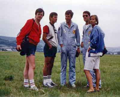 De gauche à droite : le cameraman Marc Gurnaud avec à sa gauche Philippe de Dieuleveult, le pilote Gérard de Préville, X et Diane de Dieuleveult lors de la Coupe de France Hélicoptère en juin 1984 à Annecy - Photo DR - collection lachasseauxtresors.tv