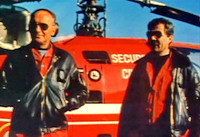 Michel Aubert et Marc Lafond posent devant leur Alouette III à Grenoble - Photo DR 