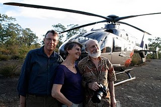 De G à D : Graham Howe, Carolyn et Richard G reen quelque part près de Blue Mountains en Australie - Photo © Robert Mc Farlane