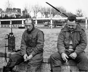 Alfred Leplus (pilote de l'Alouette 2 F-BIFM) au Stade municipal de Fréjus mission Barrage de Malpasset - Alouette 2 F-BIFM et Bell 47 G2 F-BHMG en arrière-plan, le 3-12-1959 - Photo Yves RIGAUX collection Famille Rigaux