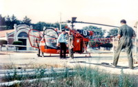 Ravitaillement de l'Alouette II Protection civile, place du village de Lacanau-Océan en 1974 - Photo Francis Delafosse