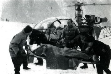 L'adjudant André Blanc évacué avec l'Alouette II N°13 pilotée par Jean Boulet et Henri Petit - Photo DR