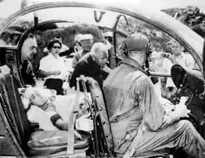 Alouette 2 F-MJAY Gendarmerie (le pilote Aimé Barrel de dos) avec Roger Rivière allongée sur la civière intérieure - Tour de France, le 10 juillet 1960 - Photo DR