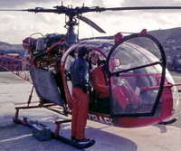 Alouette 2 F-ZBAB équipée de sa flottabilité de secours, équipage Christian Graviou et Hervé Legall en mission d'évacuation sanitaire avec l'Alouette II de la Base de Granville dans les années 70 - Photo DR