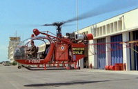 L'Alouette 2 F-ZBAK Protection civile avec aux commandes le capitaine Jean VAN DEN BROECK (doublure de Roger Moore) décollant depuis l'aéroport de Nice, à l'occasion du tournage d'un épisode de la série "Amicalement vôtre" en été 1970 - Photo DR