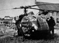 L'Alouette 2 F-ZBAN de la Protection civile posée devant la Mairie de l'île d'Ouessant, milieu des années 60 - Photo DR