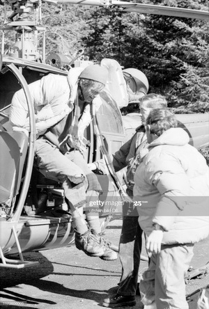 Alouette III F-ZBAS Protection civile, le 23 août 1966 à la DZ des Bois au retour du secours avec Gary Hemming sortant de l'Alouette 3. Le mécanicien d'équipage Paul Rouet à droite - Photo Getty Images ullstein bild Dtn.