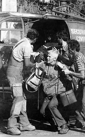 Sur la DZ de Bois de Chamonix, l'un des 3 hélicoptères engagés, l'Alouette 3 F-ZBBC Sécurité civile (à gauche, Francis Delafosse mécanicien) lors du secours après l'effondrement de la passerelle de la mer de Glace, le 19 août 1987 - Photo DR