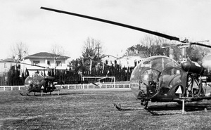 Bell 47 G2 F-BHMG et F-BHKZ de la Protection civile au Stade municipal de Fréjus Barrage de Malpasset, le 3-12-1959 - Photo Yves RIGAUX collection Famille Rigaux