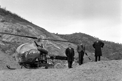 Bell 47 G2 F-BHMG de la Protection civile sur le barrage de Malpasset en décembre 1959 - Photo © Philippe Le Tellier - Getty Images