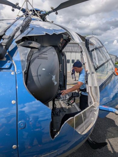 Les dégâts sur l'EC 145 Choucas 65. Avec la vitesse, le choc avec le rapace a été particulièrement violent puisque la vitre frontale de l'hélicoptère a explosé suite à cet impact - Photo DR La Nouvelle république des Pyrénées