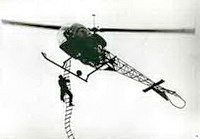 Démonstration Bell 47 G2 avec une échelle de corde - Photo DR