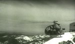 Le SO 1221 Djinn F-WX5X décolle de la DZ devant l'observatoire Vallot (refuge) à 3462 m ; le pilote Jean DABOS est aux commandes - Photo Armor Films