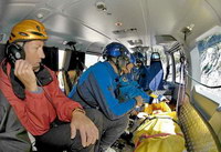 Emmanuel Cauchy (au premier plan) à bord de l'EC 145 lors d'une intervention pour un secours - Photo Philippe Poulet
