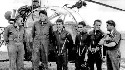 L'équipage et les plongeurs avec notamment de G. à D. : Roger COLIN, Jacques VINCLE et René MONTINI posent devant l'Alouette 2 F-ZBAB Protection civile, photo après Mai 1962 - Photo DR collection Famille RIGAUX