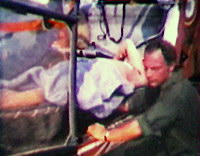 Francis prépare l'Alouette II - Photo extraite du film