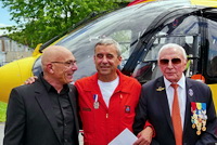 De gauche à droite : Francis DELAFOSSE (MOB retraité), Michel PIERRE et René ROMET (pilote retraité) posent devant l'EC 145 Dragon 74 à Annecy en juin 2019 - Photo Francis Delafosse