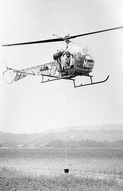 Bell 47 G2 F-BJDA en vol pour l'épreuve de précision à la 1ère Coupe de France Hélicoptère le 18 mai 1980 - Photo Getty images