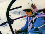 Le pilote Gilbert Lebon dit "la buse" aux commandes de l'Alouette III F-MJBO (fin des années 80) - Photo André Fatras collection F. Delafosse