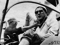 Le Pilote Jacques Pétetin aux commandes du Bell 47 G2 F-BDVL sur la DZ de Montroc - Le Tour - Photo DR