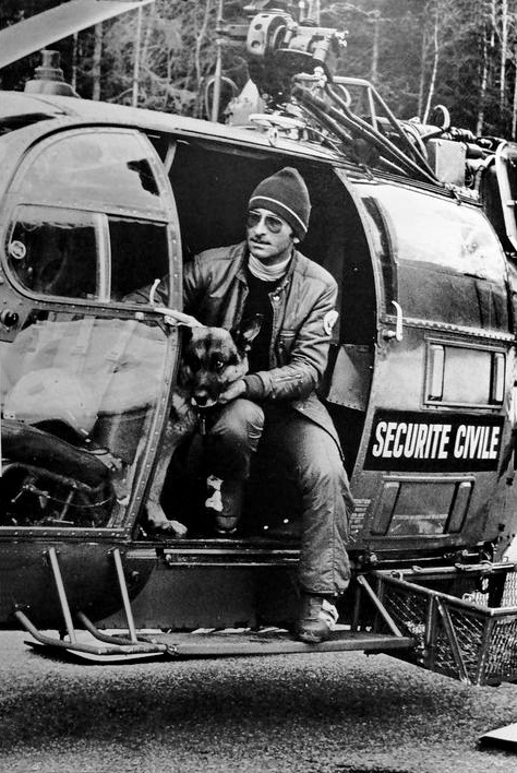 Jean-Luc Yvon maitre chien et Bogo à bord de l'Alouette 3 de la Sécurité civile sur la DZ des Bois - Photo DR