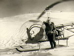 Le 6 juin 1955, Jean Moine pose son Bell 47 G2 sur le sommet du Mont-Blanc - Photo collection JMP