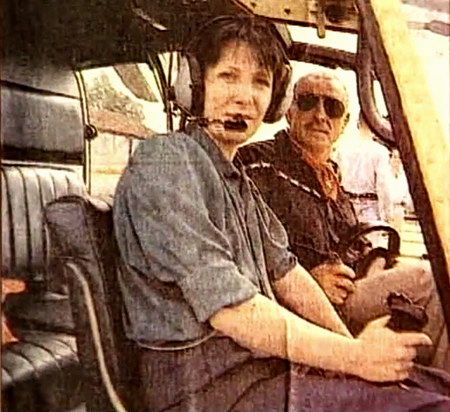 1990 - Nadine Vaujour aux commandes de la SA 341G Gazelle F-GEHE avec à ses côtés, René Romet, son ancien instructeur en 1985 - Photo Richard Réal