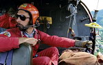 Le mécanicien Noël Rivière au retour d'une intervention à bord de l'Alouette III Sécurité civile (août 1983) - Photo Bruno Bachelet Gettyimages