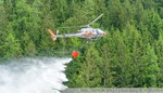 Tout commence avec le passage d'un B3 de Chamonix Mont Blanc Hélicoptères qui effectue un largage d'eau rapide mais efficace ! - Photo © Eric Thirion - Tous droits réservés