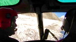 En compagnie de Pascal Brun (CMBH), Didier Méraux prend les commandes de l'AS 350 B3 F-GTTB pour survoler une dernière fois le Massif du Mont-Blanc - Photo extraite du reportage "Sauvetages en haute montagne" diffusé sur Numéro 23 