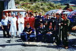 Cliquez pour agrandir la photo des acteurs du secours héliporté posant devant 2 Alouette III en été 1983 sur la DZ des Bois à Chamonix - Photo © Jean-Claude Stamm