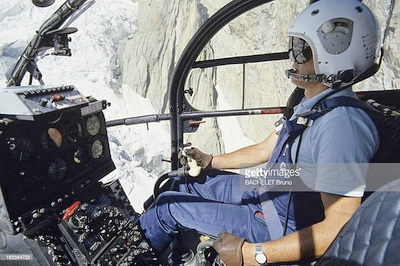 Le pilote Gilbert LEBON aux commandes de l'Alouette III F-MJBL, le 10 août 1986 - Photo © Bruno Bachelet Getty Images