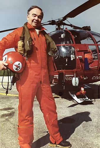Le pilote Guy Durand devant l'Alouette III de la Sécurité civile - Photo DR