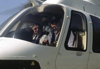 Jean-Claude Pruniaux aux côtés de JM Potelle aux commandes d'un Bell 407 - Photo collection JMP
