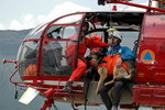 Treuillage d'un sauveteur et son chien d'avalanche sur Alouette III de la Sécurité civile - Photo © Christophe Gothié