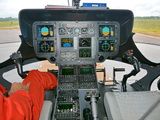 Visite du cockpit de l'EC145 F-ZBPZ de la Sécurité civile par son pilote Mathieu Laouenan © Patrick GISLE