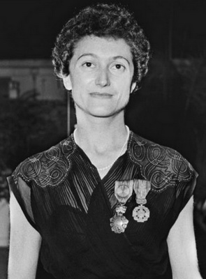 Pour le médecin-capitaine Valérie André : Croix de la Vaillance, décoration militaire, et fait Chevalier de l'Ordre national du Vietnam, décoration mixte décernée par la République du Vietnam, par le général Nguyen Van, le 4 avril 1953 - Photo © Jean Petit/ECPAD/Défense