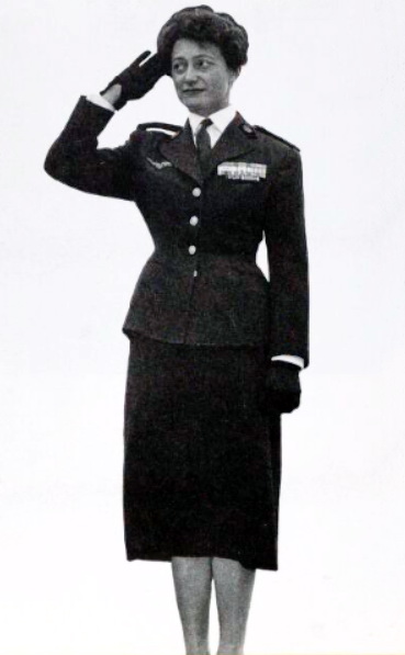 Valérie André lors de la cérémonie de la remise de macarons - Photo DR collection Valérie André