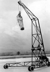 Tests de la civière Piguillem accrochée à une potence sur la Base du Versoud, vraisemblablement en 1971 - Photo collection Famille Piguillem