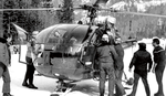 L'Alouette III F-ZBAS de la Base Protection civile d'Annecy pilotée par l'équipage Noguès/Maret vient juste de se poser après la récupération de René Desmaison - Photo © Patrice Habans/Paris Match