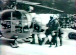 L'Alouette III Dragon 74 de la Protection civile d'Annecy pilotée par Marcel Noguès et le Mécanicien d'équipage Louis Maret, dépose enfin le survivant, René Desmaison, sur la DZ de Chamonix - Photo extraite de la vidéo