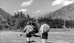 2 secouristes se dirigent vers l'Alouette III F-MJBF équipée du treuil de 25 m, cliché fin des années 60 - Photo DR ECPAD