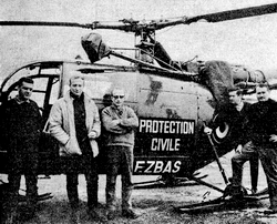 Alouette III F-ZBAS Protection civile avec de gauche à droite : Jean-Louis LUMPERT, Christian GRAVIOU, Jacques BERARD, Paul ROUET, Louis MARET en 1966 - Photo DR Archives GHSC Base d'Annecy