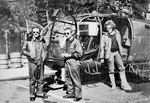 René Romet en compagnie de Gilbert Mezureux posent devant l'Alouette III Dragon 74 F-ZBAS à la DZ des Bois juste après le fameux treuil latéral le 26 août 1972. En arrière-plan, Nigel Lyle l'un des deux étudiants secourus - Photo collection Gilbert Mezureux
