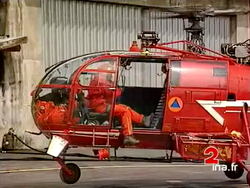 L'Alouette 3 F-ZBAV de la Sécurité civile décolle depuis la DZ des Bois de Chamonix - Photo Antenne 2 - INA