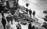 L'épave du Bell 47 F-BHMG Protection civile est récupérée après son crash dans la Seine le 7 octobre 1956 - Photo DR 