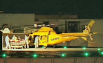 L'Agusta A109 posé sur la DZ de l'Hôpital ; la victime sur le brancar est rapidement prise en charge par le personnel hospitalier - Photo DR