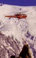 Treuillage avec l'Alouette III de la Sécurité civile dans le massif du Mont Blanc - Photo collection F. Delafosse