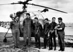 Roger Colin en tenue de plongée (3e en partant de la gauche), Mécanicien-Sauveteur-Secouriste, pose avec ses camarades devant l'Alouette 2 F-BJHN Protection civile au début des années 60 - Photo DR famille Rigaux